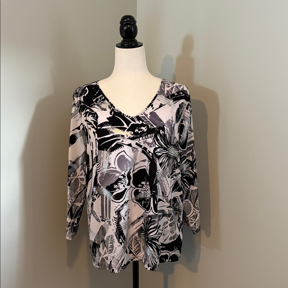 TanJay Black/White V-neck Top, perfect amount of silver bling, 3/4 Sleeve Lg.